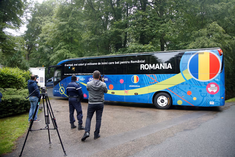 Abbildung von: Rumäniens Team in Frankreich angekommen