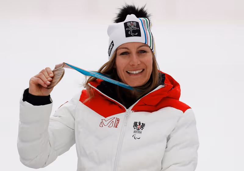 Abbildung von: Bronze für Heike Eder im Alpin-Slalom sitzend