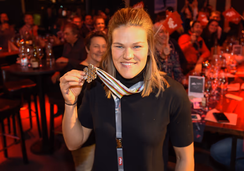Abbildung von: Vizeweltmeisterin Swenn-Larsson strahlt im TirolBerg mit ihrer Medaille um die Wette
