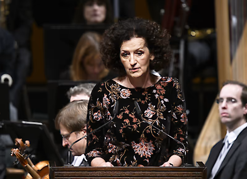 Abbildung von: Viel Applaus und Standing Ovations für Autorin Maja Haderlap