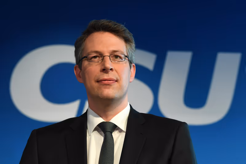 Abbildung von: CSU-Generalsekretär lässt Zukunft von Parteichef Seehofer offen