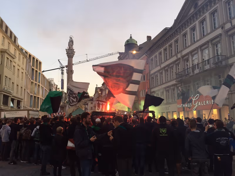 Abbildung von: Bilder vom Fanmarsch