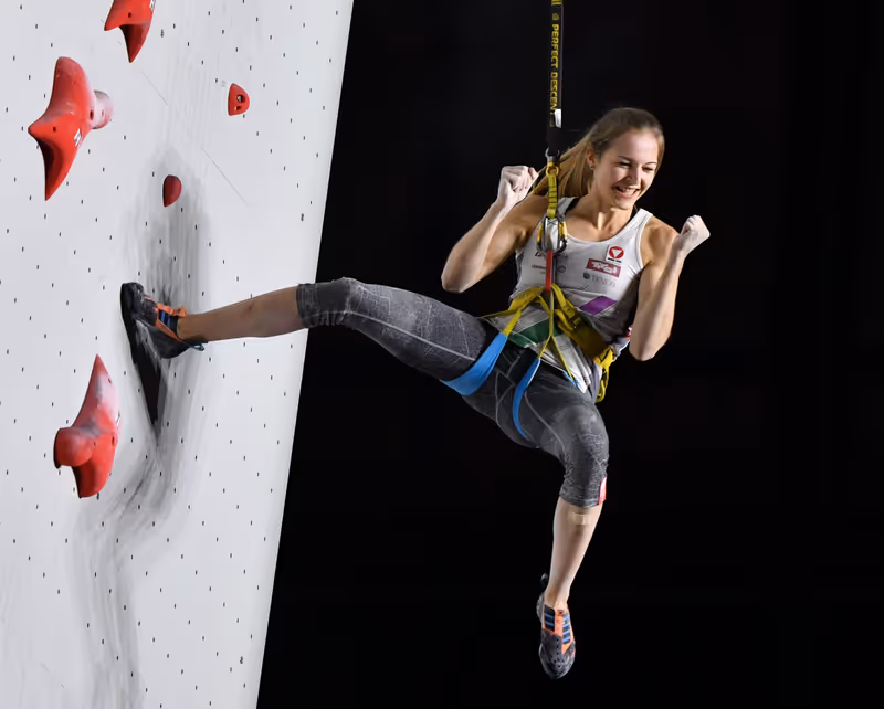 Abbildung von: Garnbret holt auch Kombi-Gold, Jessica Pilz erobert Bronze