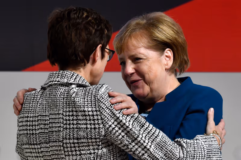 Abbildung von: Kanzlerin Merkel gratuliert ihrer Nachfolgerin