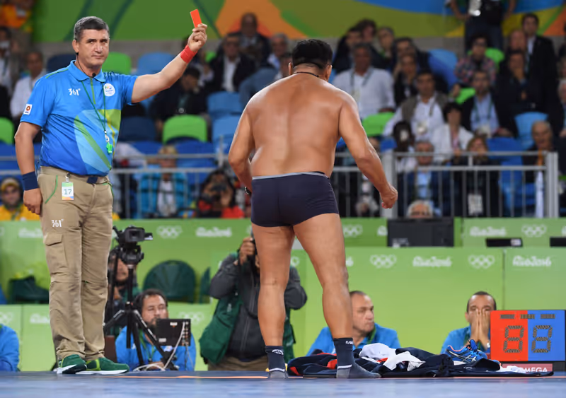 Abbildung von: Bronze weg: "Strip" wütender mongolischer Ringer-Trainer
