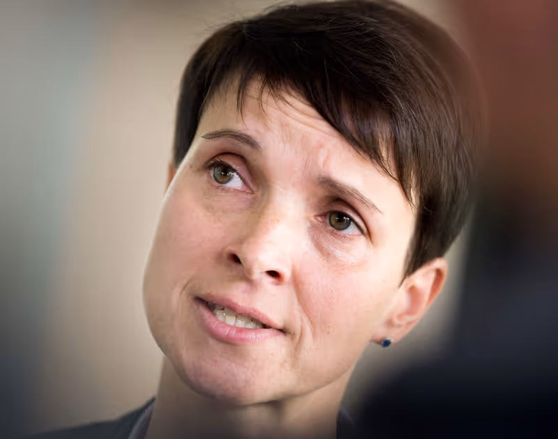 Abbildung von: Petry droht bei neuer Partei namens "Die Blauen" Rechtsstreit