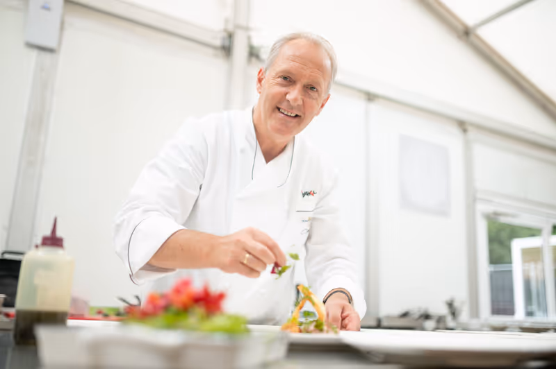 Abbildung von: 👨🏻🍳🍽️ Spitzenkulinarik von Haubenkoch Martin Sieberer vor dem Landestheater