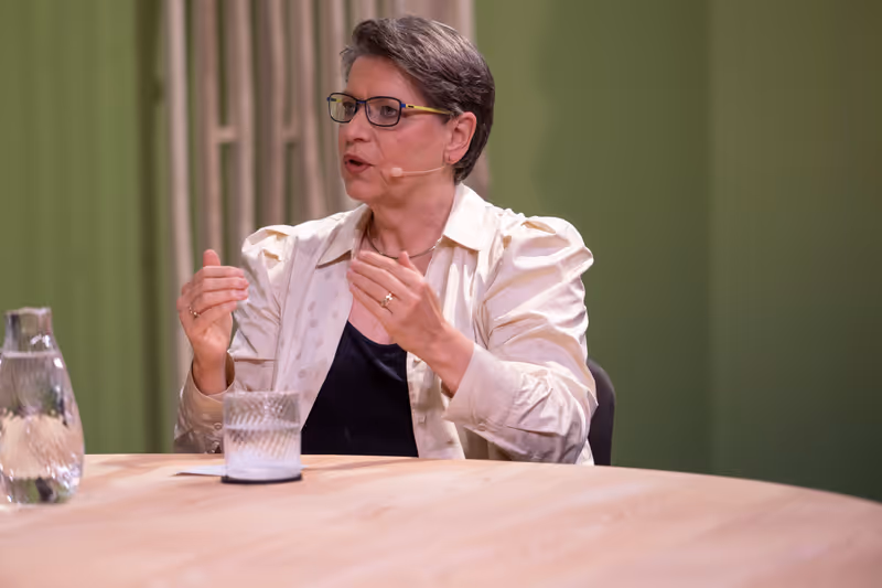 Abbildung von: 💬 🎬 💧 💦 "Es ist schon deutlich nach 12 Uhr"