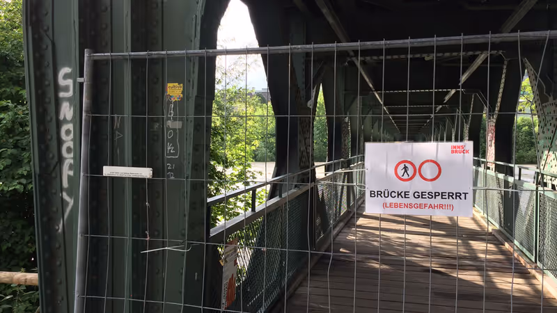 Abbildung von: "Lebensgefahr": Brücke und Stege in Innsbruck über den Inn gesperrt