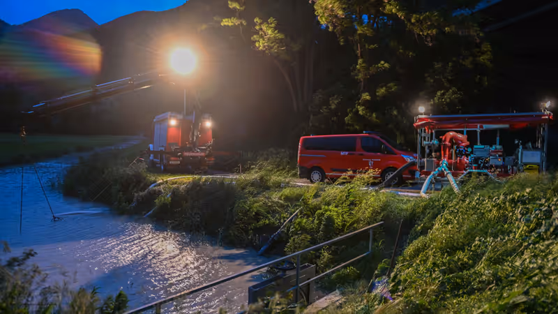 Abbildung von: Feuerwehr in Zirl im Hochwassereinsatz