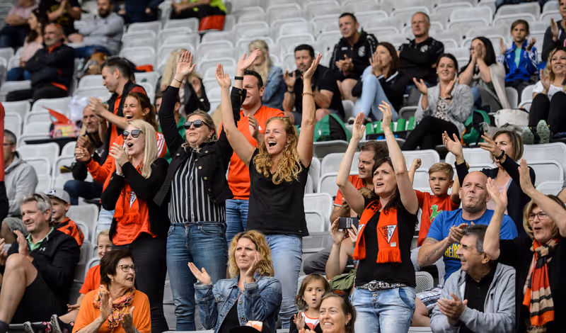 Abbildung von: Zahlreiche Fans im Tivoli