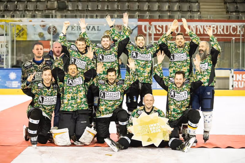 Abbildung von: Dom’s Hockey hielt Gold in den Händen