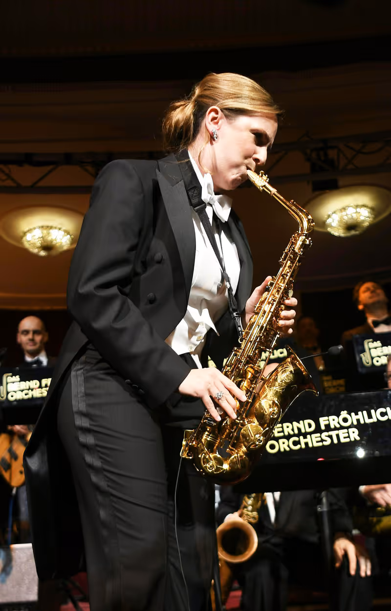 Abbildung von: Maria Großbauer verabschiedet sich mit Frack und Saxofon