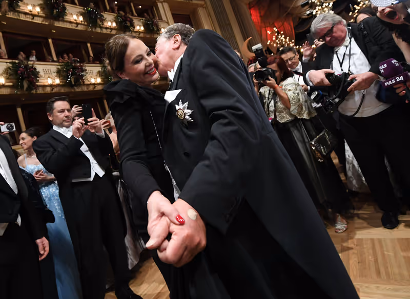 Abbildung von: Happy End und ein Bussi für Lugner!