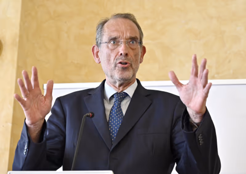 Abbildung von: 📚 Faßmann: "Schulen und Unis bleiben gelb"