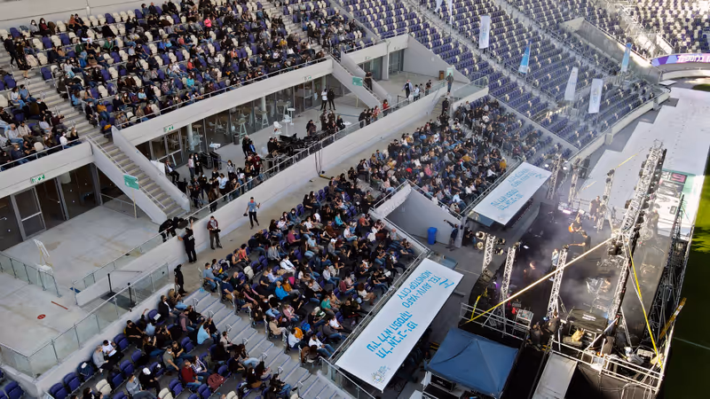 Abbildung von: 🎙 Erstes Konzert in Tel Aviv mit hunderten geimpften Menschen