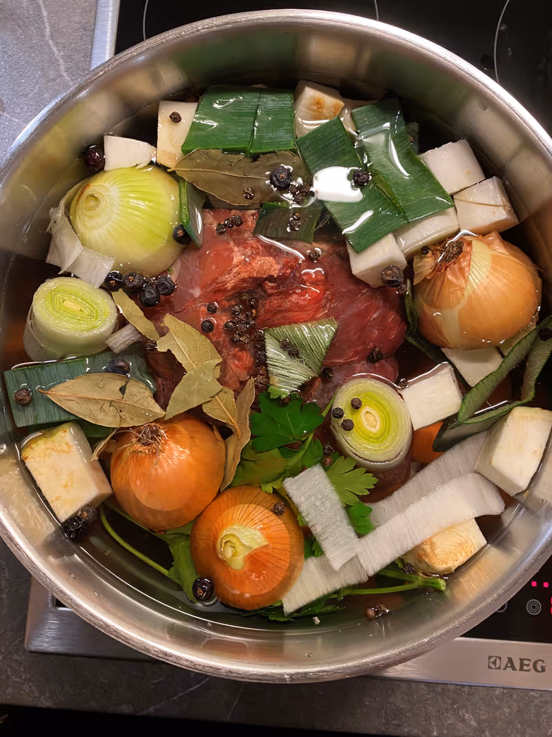 Abbildung von: 🍲 Rindssuppe mit Nudeln und Würstl