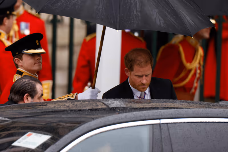 Abbildung von: Prinz Harry fuhr von Krönung direkt zum Flughafen