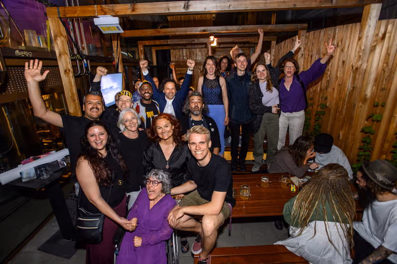 Abbildung von: ALI feiert in den Bögen