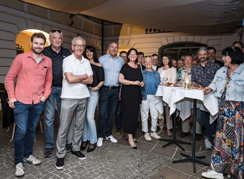 Abbildung von: Liste Fritz feiert im Café im Hof