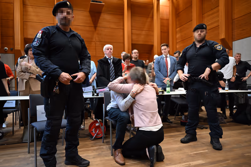 Abbildung von: Familie fällt sich in die Arme