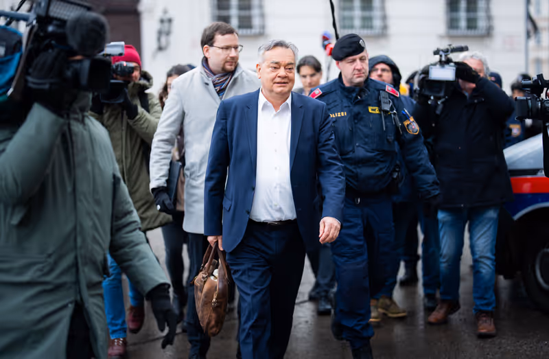 Abbildung von: Kogler auf dem Weg in die Hofburg