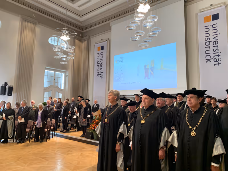 Abbildung von: Ehrung verdienter Persönlichkeiten