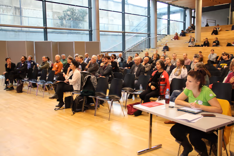 Abbildung von: Die SoWi-Aula bietet eine idealen Rahmen