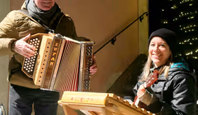 Gemeinsames Adventlieder-Singen am Haller Adventmarkt