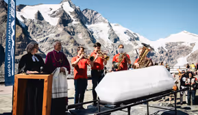 🎞️ Requiem in Weiss