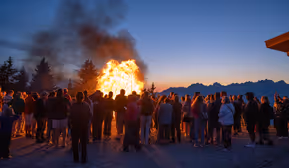 Berge in Flammen: Sonnwendfeuer in der Region St. Johann in Tirol