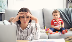 „Mama macht Karriere“ mit dem kostenlosen Wiedereinsteigerinnen-Programm der AK Tirol: Nächster Online-Beratungstermin am 21. Okt.