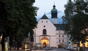JOHANN ZACH: REQUIEM & MISSA SOLEMNIS - Klangprächtige Sakralmusik aus dem Zisterzienserstift Stams