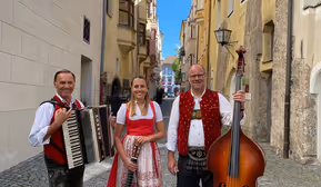 Die „Dreiviertl-Musig“ spielt am Haller Bauernmarkt