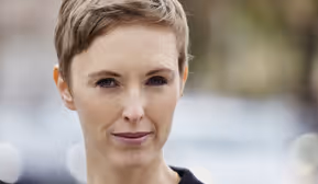 SONJA PIKART: HALB MENSCH