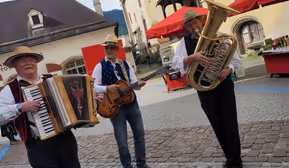 Die „Brixentaler Light“ spielen am Haller Bauernmarkt