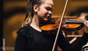 Junge Solist:Innen am Podium