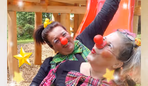 Die Clownfreundinnen Dotti und Lotti stolpern fröhlich durch den Advent