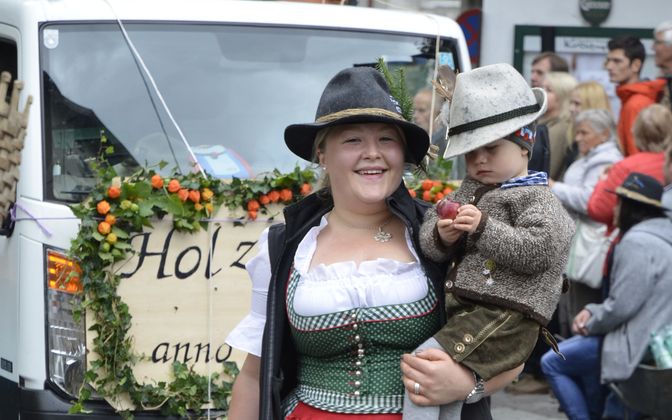 Groß und Klein trotzen beim Umzug dem Wetter. Die Festmesse davor wurde wegen des Regens in die Kirche verlegt.