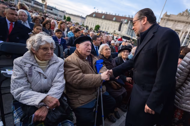 Außenminister Alexander Schallenberg (ÖVP) begrüßt Überlebende des Holocaust und Zeitzeugen.