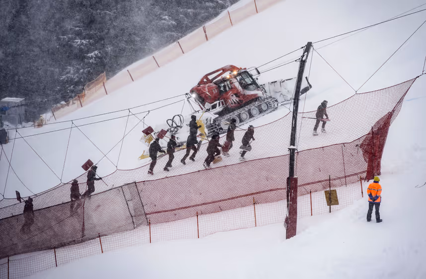 Schnee in Kitzbühel: Super-G auf 13 Uhr verschoben