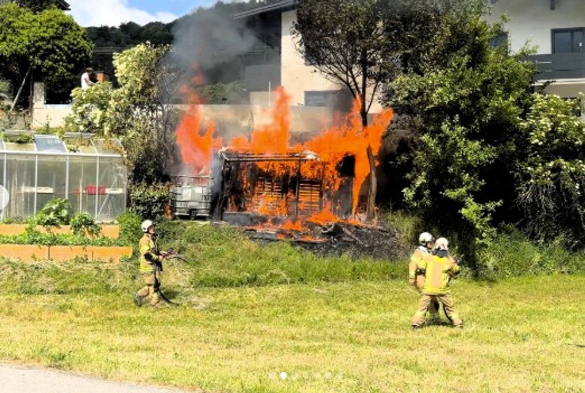 Schuppen stand in Landeck in Vollbrand: Akku von Rasenmäher wohl ursächlich