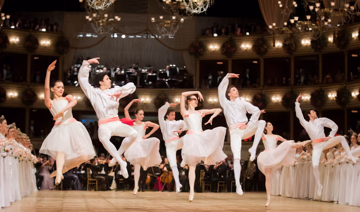 Das Staatsopernballett tanzte die vom Solotänzer Eno Peci eigens für den Ball kreierten Choreografien zu Josef Strauß' "Mein Lebenslauf ist Lieb'" und der Polka "Lust, Walzer und Feuerfest".