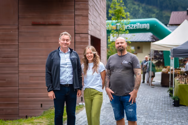 Jacqueline Preiß, TT-Marketingleiterin mit Elmar Haid, Bürgermeister St.Leonhard i. P. und Mathias Melmer, Betriebsleiter Steinbockzentrum 