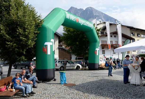 Ganz in TT-Grün präsentierte sich der Vorplatz des Inntalcenters.