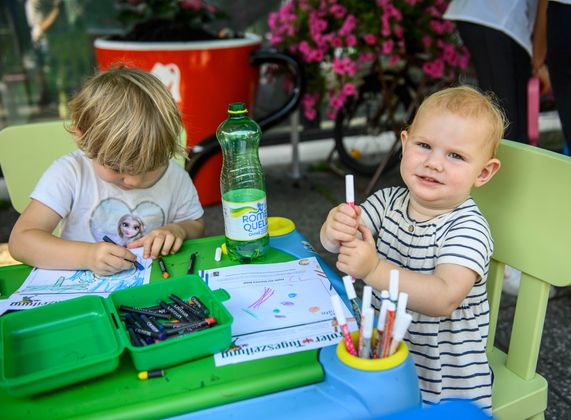 Ophelia und Amalia malen begeistert im Kinderzelt.