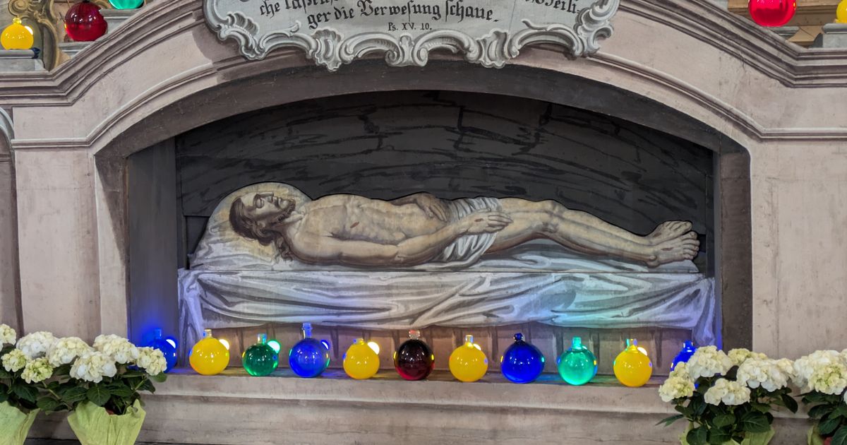 Neue-Strahlkraft-Barockes-Ostergrab-in-Telfes-nach-Restaurierung-wieder-zu-bewundern