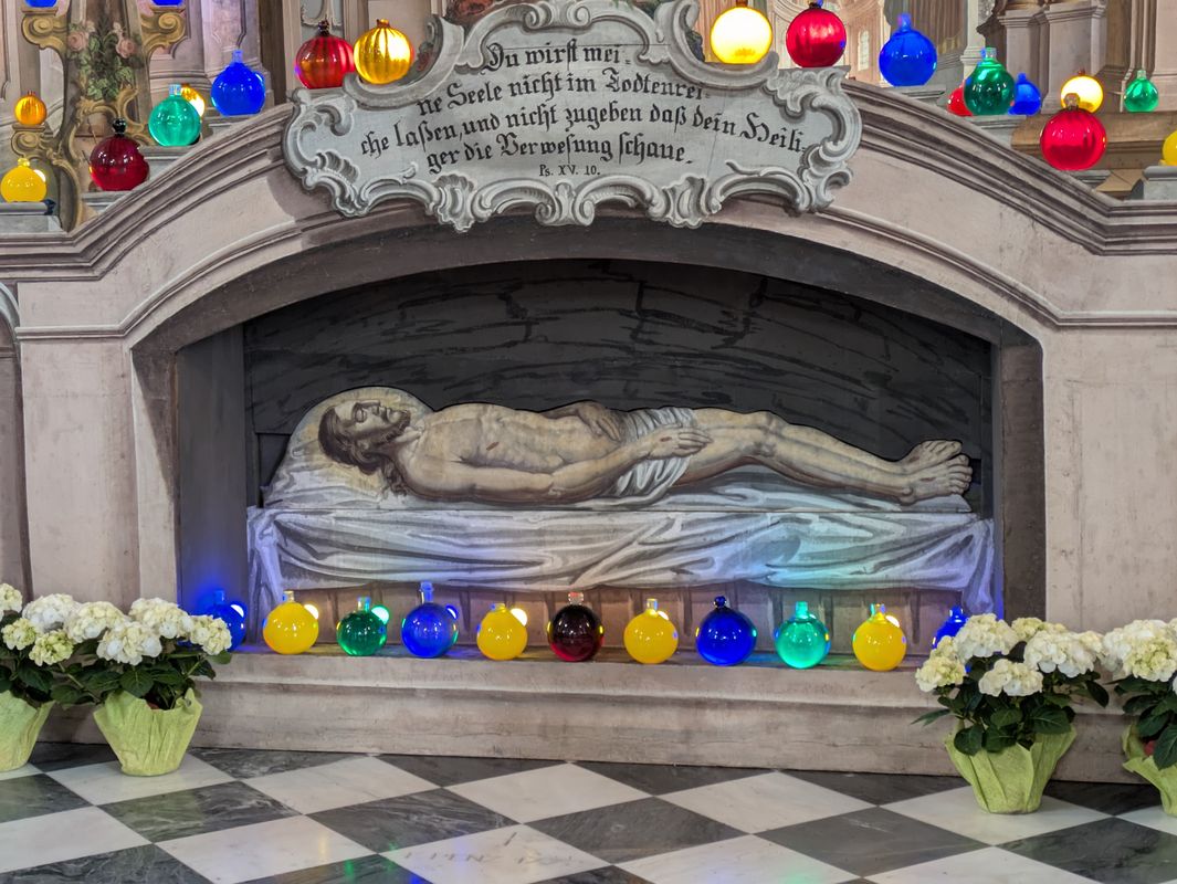 Neue Strahlkraft: Barockes Ostergrab in Telfes nach Restaurierung wieder zu bewundern