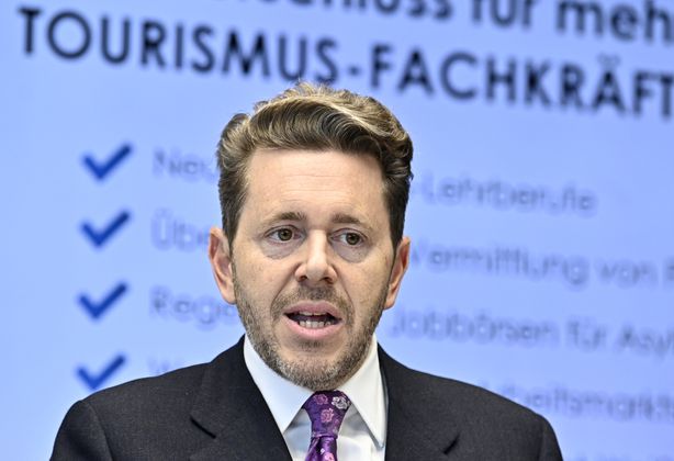 "Wir werden in Österreich mit einer generellen Arbeitszeitverkürzung das Licht abdrehen. Dann können wir uns alle weiße Leintücher umhängen und geordnet zum wirtschaftspolitischen Friedhof marschieren." ... Wirtschaftskammerpräsident Harald Mahrer hat Todesangst vor der 35-Stunden-Woche 
