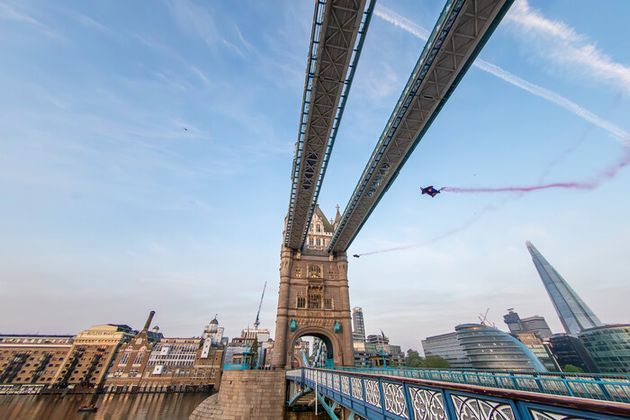 ABD0005_20240512 - LONDON - GROSSBRITANNIEN: ++ HANDOUT ++ ZU APA0095 VOM 12.5.2024 - Erstmals ist die fast 130 Jahre alte Londoner Tower Bridge am Sonntag, 12. Mai 2024, von Menschen durchflogen worden. Der Bregenzer Marco Fürst und Marco Waltenspiel aus Oberndorf/Salzburg flogen um 05.23 Uhr Londoner Zeit (06.23 MESZ) mit Wingsuits zwischen der Fahrbahn und der hoch darüber liegenden historischen Fußgängerbrücke durch. ++ This image may only be used for editorial purpose in one-time publications and strictly limited to the purpose of use stated in the terms and conditions of the service where you retrieved the image. It must not be altered or modified.  ++. - FOTO: APA/WWW.REDBULLMEDIAHOUSE.COM/DOMINIK ANGERER / RED BULL CONTENT POOL - ++ WIR WEISEN AUSDRÜCKLICH DARAUF HIN, DASS EINE VERWENDUNG DES BILDES AUS MEDIEN- UND/ODER URHEBERRECHTLICHEN GRÜNDEN AUSSCHLIESSLICH IM ZUSAMMENHANG MIT DEM ANGEFÜHRTEN ZWECK UND REDAKTIONELL ERFOLGEN DARF - VOLLSTÄNDIGE COPYRIGHTNENNUNG VERPFLICHTEND ++